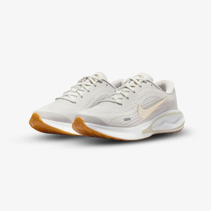 Tenis Nike Journey Run Mujer Beige Dorado