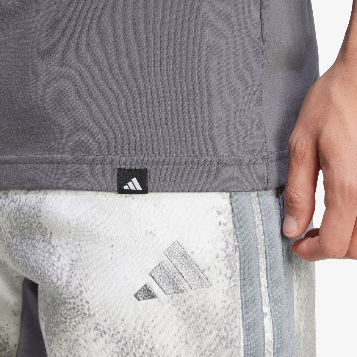 Camiseta Adidas Graphic Script Camuflaje Hombre Gris