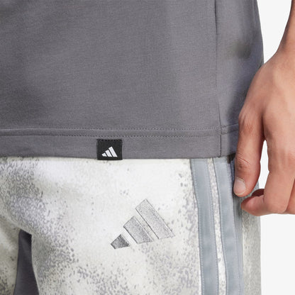 Camiseta Adidas Graphic Script Camuflaje Hombre Gris